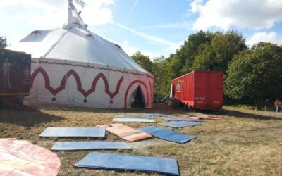 Le chapiteau du cirque se dresse dans le parc