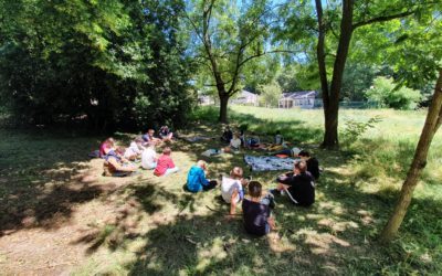 Une sieste contée dans le parc du collège