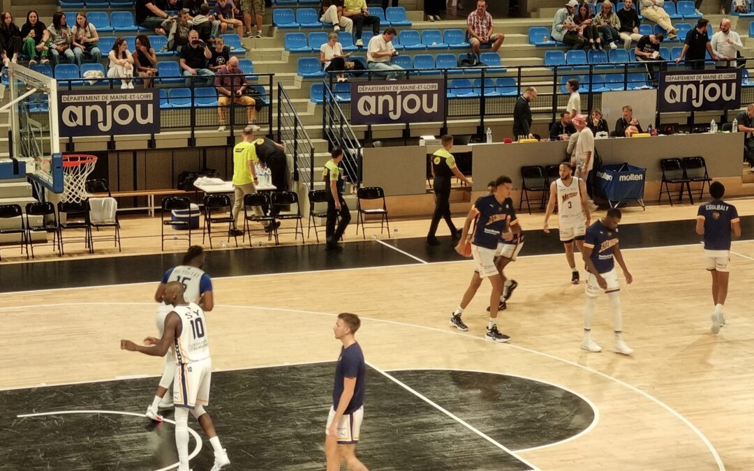 Les élèves assistent au tournoi de basket « Prostars »