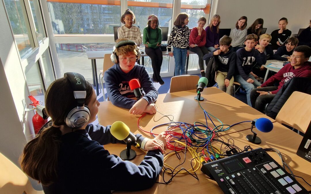 Une classe teste le nouveau studio Radio au CDI